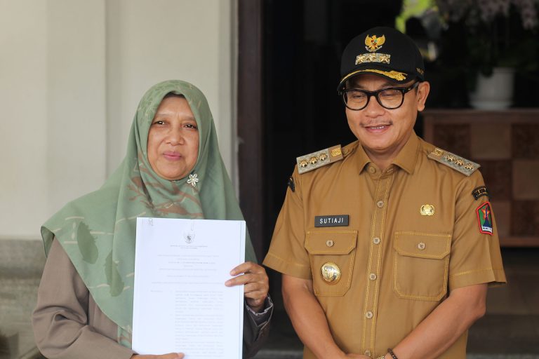 Kepala SD Muhammadiyah 4 Kota Malang, Hana Ayudah dan Walikota Malang, Sutiaji
